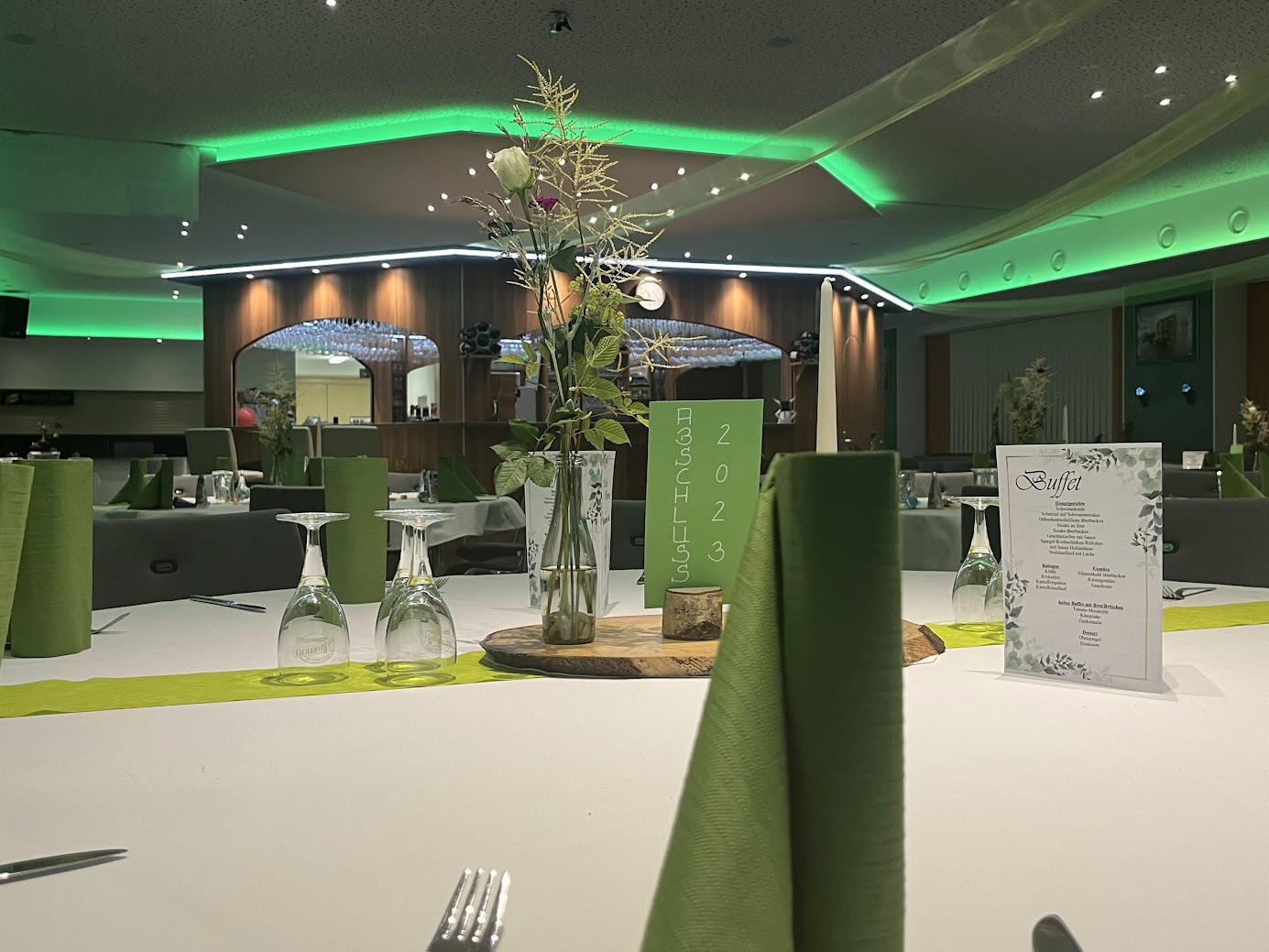 Tischdeko für eine Abschlussfeier in der Mittel-BAR Erzgebirge, hier in grün